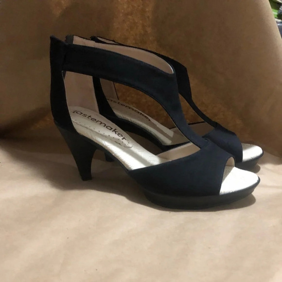 Tastemaker SZ 9 peep toe heels - Picture 2 of 7